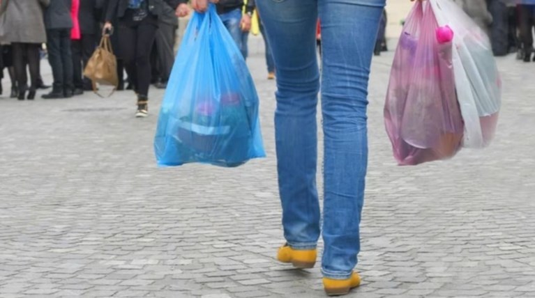 Ερχεται το τέλος της πλαστικής σακούλας με νόμο και τσουχτερά πρόστιμα
