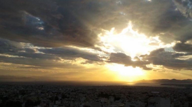 Ο καιρός αίθριος, αλλά οι βροχές καραδοκούν και την Κυριακή