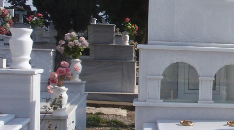 Υπάλληλος νεκροταφείου επαθε καρδιακή προσβολή, έπεσε στον τάφο που άνοιγε
