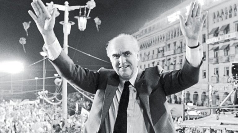 Σαν σήμερα το 1981: «Το ΠΑΣΟΚ στην κυβέρνηση, ο λαός στην εξουσία»