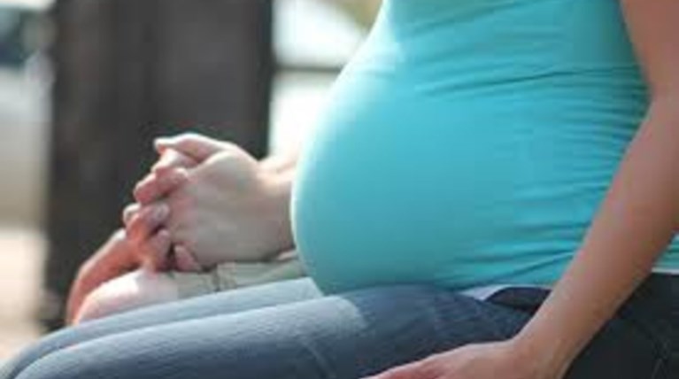 Πέθανε έξω από το μαιευτήριο λίγο πριν γεννήσει δίδυμα!