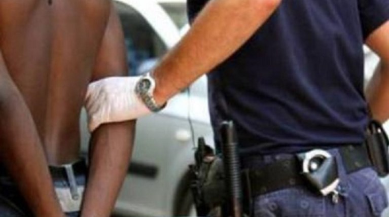 Χτύπησε και δάγκωσε τους αστυνομικούς που τον συνέλαβαν