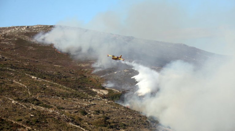Σε ύφεση η πυρκαγιά στην Ανδρο μετά την ολονύκτια επιχείρηση