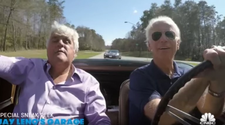 Ο Τζο Μπάιντεν οδηγεί Corvette του '67 και κάνει... burnout