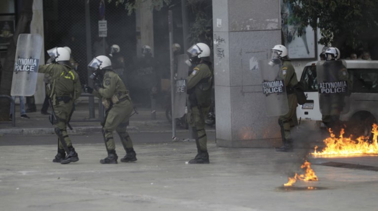 Μεγάλες πορείες, μολότοφ και επεισόδια στο Σύνταγμα