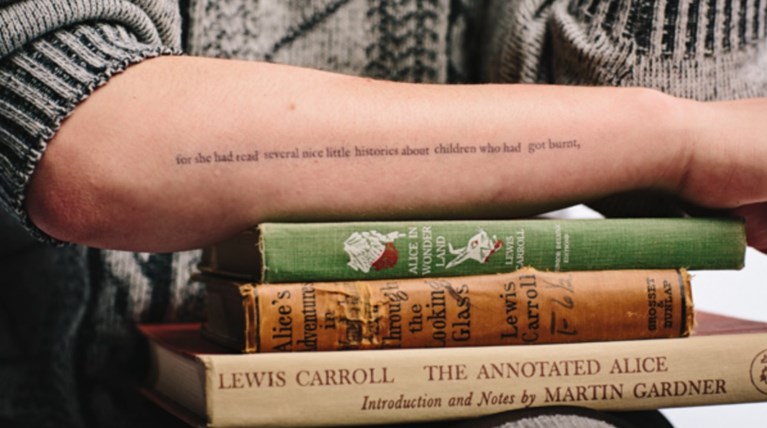 Ολόκληρη η  Αλίκη στη Χώρα των Θαυμάτων σε τατουάζ