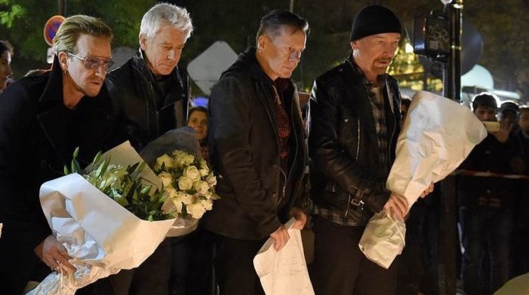 Οι U2 στη σκηνή μαζί με το «συγκρότημα του Μπατακλάν»