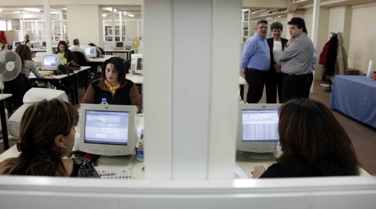 Οι δανειστές ζητούν μειώσεις στους μισθούς του δημοσίου
