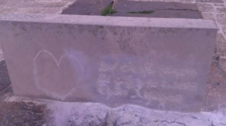 Βάρβαροι βεβήλωσαν τον τάφο του Νίκου Καζαντζάκη