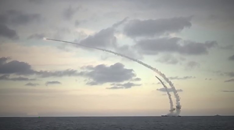 Η Ρωσία χτυπά το ISIS με πυραύλους από υποβρύχιο στη Μεσόγειο