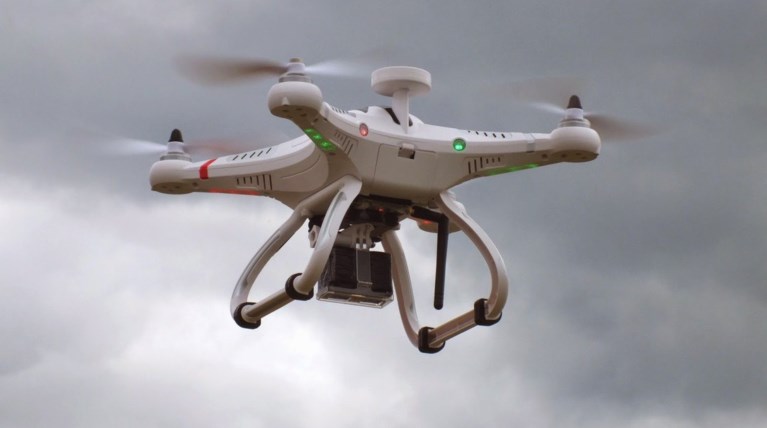 Σήκωσε drone πάνω από τη Βουλή και τον συνέλαβαν