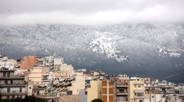 Kρύο, βροχές και τα πρώτα χιόνια στην Πάρνηθα