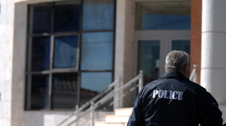 Ληστής με αναπηρικό αμαξίδιο και καλάσνικοφ σε τράπεζα!