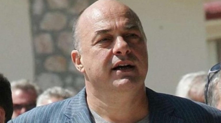 Φαρσοκωμωδία με το χαρτί που θέτει σε αργία τον Μπέο