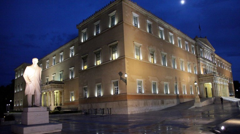 Κατατέθηκε τα ξημερώματα στη Βουλή το «παράλληλο πρόγραμμα»