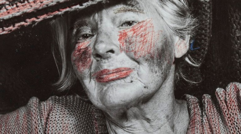 Οι selfies μιας άστεγης ζωγράφου πωλούνται χιλιάδες δολάρια