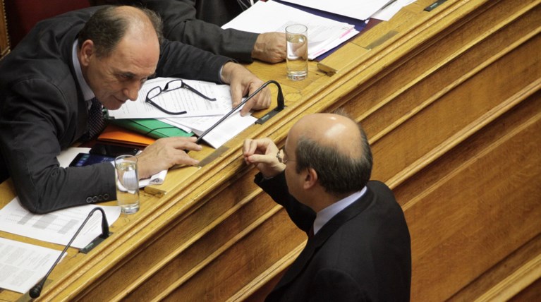 Κόντρα Σταθάκη, Χατζηδάκη για τα κόκκινα δάνεια και τους Μ.Πάιθονς