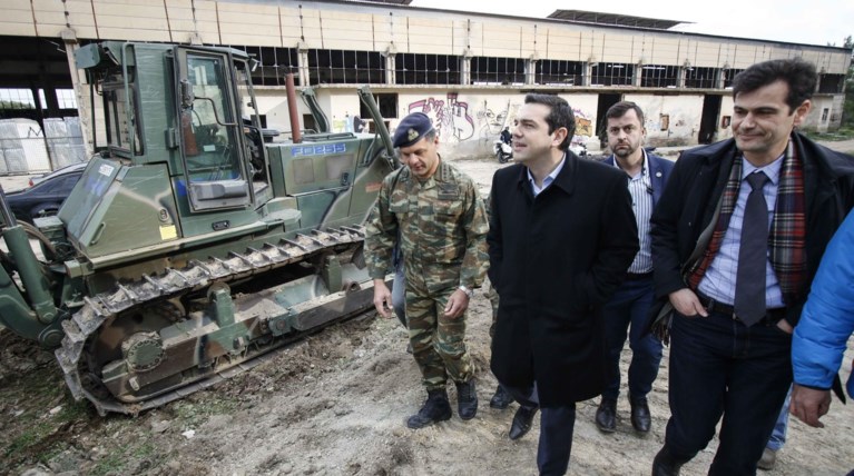 «Θερμή» υποδοχή Τσίπρα από πρώην στελέχη του ΣΥΡΙΖΑ στο αεροδρόμιο της Χίου