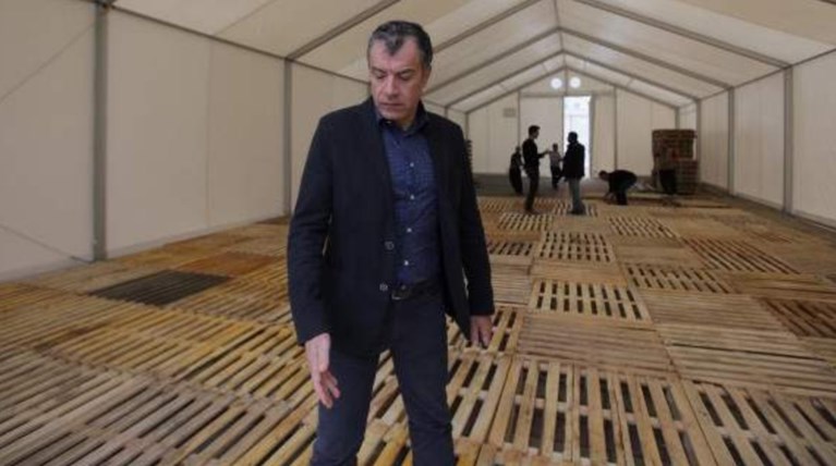 Θεοδωράκης:Τα κενά στρατόπεδα να γίνουν  χώροι φιλοξενίας μεταναστών