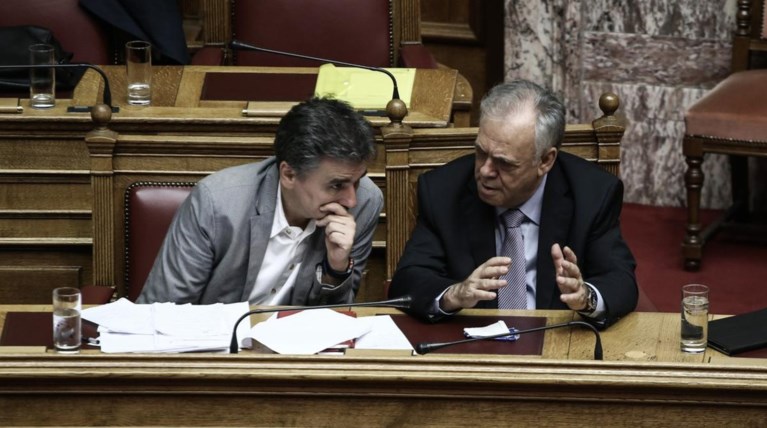 Tα «παράλληλα» ρουσφέτια & οι προσλήψεις από το παράθυρο