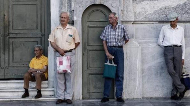 Mε τη σύνταξη του παππού ζει ένα στα δύο νοικοκυριά