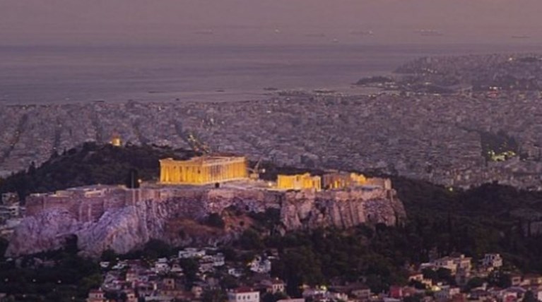 Υμνοι της Daily Mail: Η Αθήνα το μεγαλύτερο πανεπιστήμιο του κόσμου