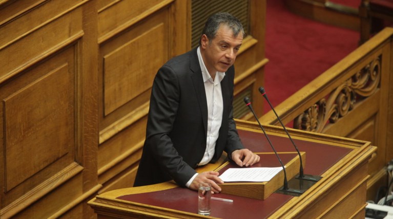 Θεοδωράκης: «Ναι» στον πολιτικό γάμο των ομοφυλοφίλων