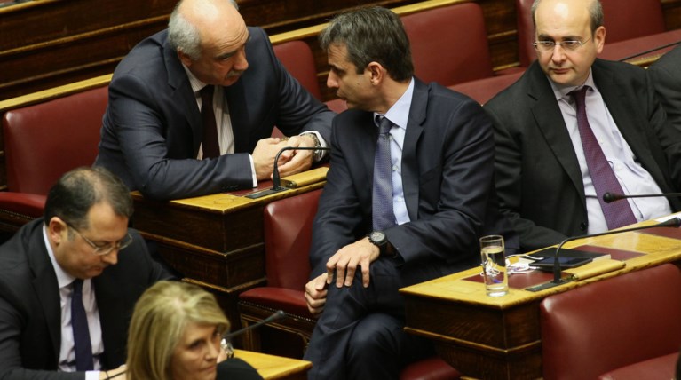 Tα διλήμματα και η μάχη για 128.000 «ορφανές» ψήφους