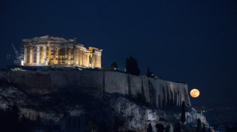 Μαγικές φωτογραφίες από τη Χριστουγεννιάτικη Πανσέληνο