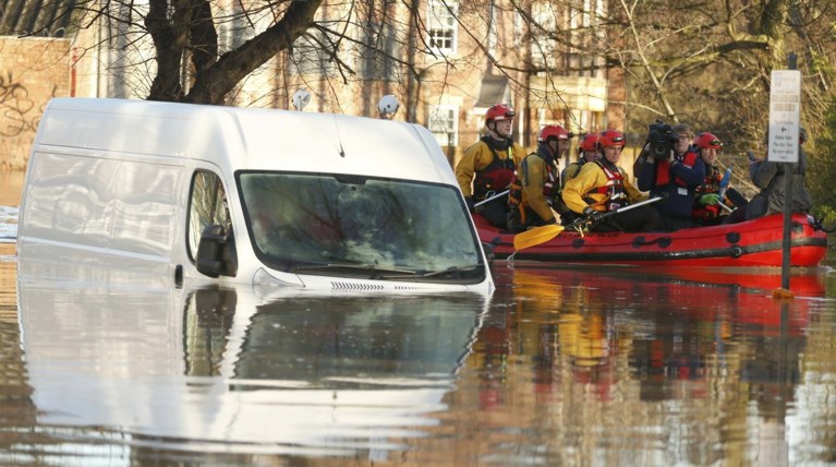 Πλημμύρες σάρωσαν τη Βρετανία, δεκάδες χιλιάδες σπίτια χωρίς ρεύμα