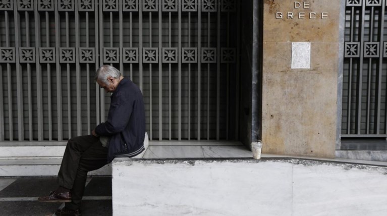 Δημοσκόπηση: Εξαντλημένοι από την κρίση,ανασφαλείς για το μέλλον οι Ελληνες