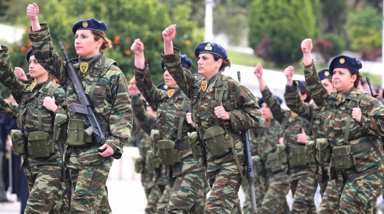 Κλονίζουν τη συγκυβέρνηση τα σχέδια Καμμένου για γυναίκες στα χακί