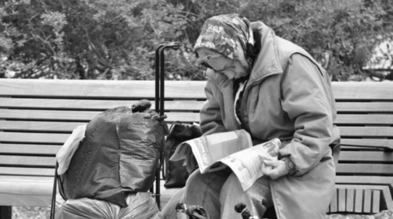 Αστεγοι Αθήνας, Ιστορία 3η: Η Κατερίνα περιμένει να βγει η σύνταξη