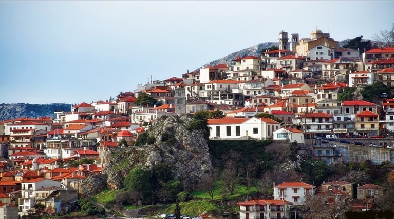 Βούλιαξε από κόσμο η Αράχωβα, ξέμειναν από νερό και αναψυκτικά