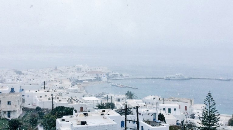 H χιονισμένη Μύκονος κάνει τον γύρο του διαδικτύου! Στα λευκά και η Πάρος