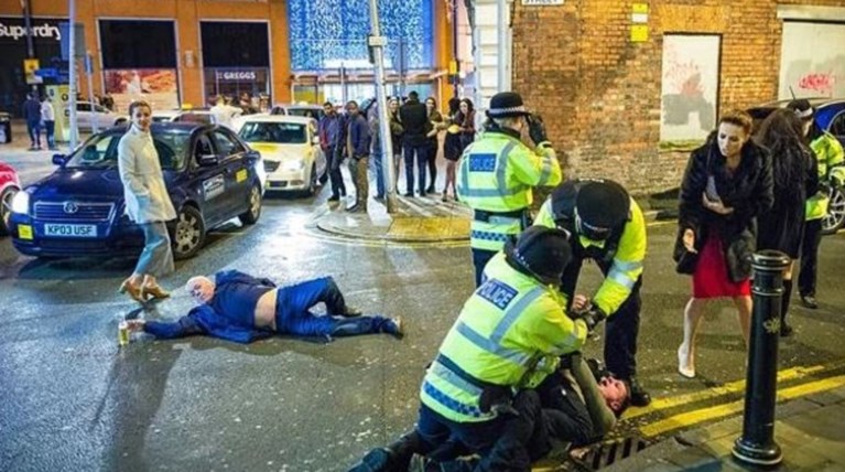 Viral η φωτογραφία από τα πρωτοχρονιάτικα όργια... στο Μάντσεστερ