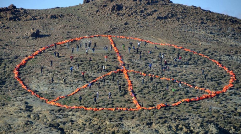 Viral η εικόνα με τα σωσίβια στο σχήμα της ειρήνης στη Λέσβο