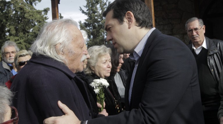 Η κηδεία που έφερε κοντά και πάλι Τσίπρα και Γλέζο