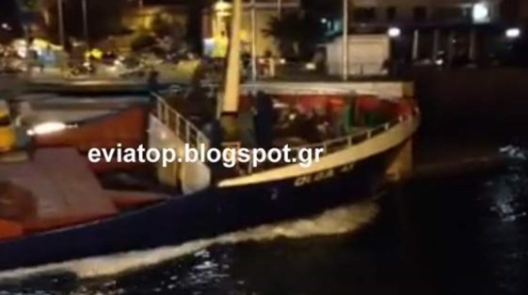 Πλοίο έπεσε στην παλιά γέφυρα της Χαλκίδας