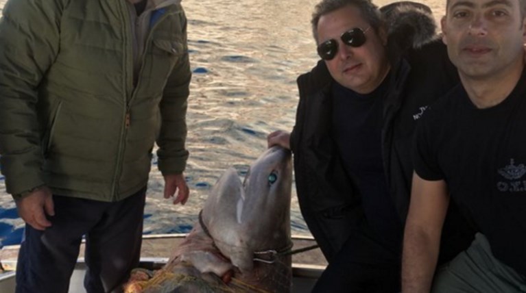 Ο Καμμένος και τα...σαγόνια του καρχαρία (φωτό)