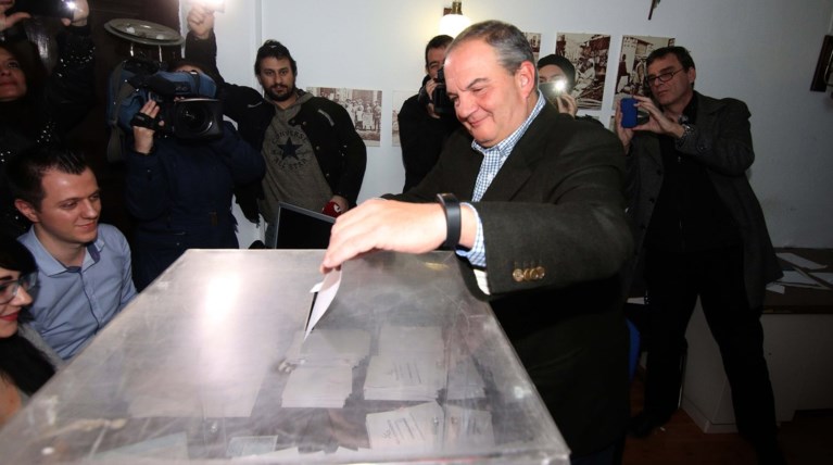 Θρίαμβος Μητσοτάκη και μέσα στο «γήπεδο» Καραμανλή