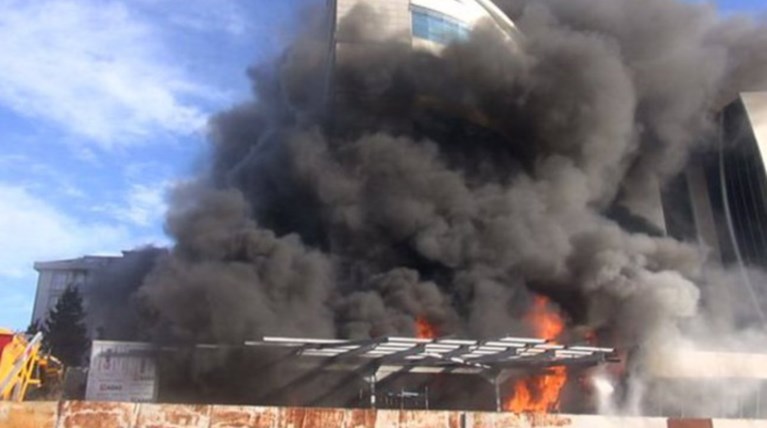 Φωτιά σε οκταώροφο ξενοδοχείο στην Κωνσταντινούπολη