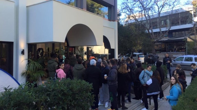 Ατέλειωτες ουρές στην Κηφισιά για τα σνίκερ του Kanye West αξίας 200€