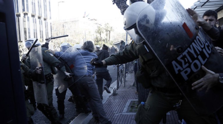 «Αυγή» κατά Τόσκα: Θα μας φάνε οι κοριοί