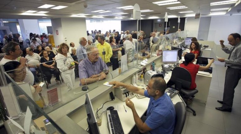 Πληρώνουν φόρους με ...χρυσές λίρες και λεφτά από τα σεντούκια