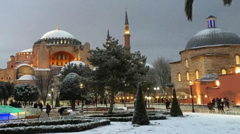 Δείτε την Κωνσταντινούπολη «πασπαλισμένη» με χιόνι