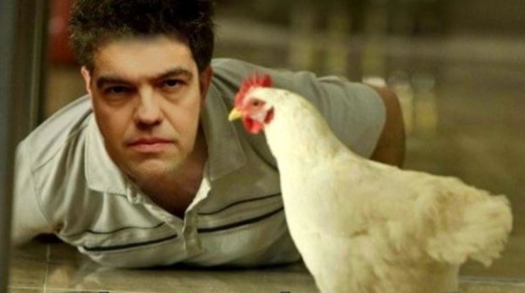 Φωτιές άναψε στο twitter η κότα στο Μαξίμου