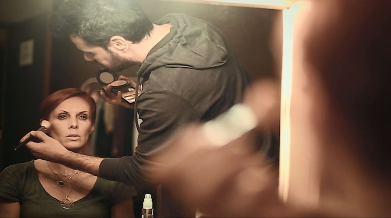 Δείτε σε backstage βίντεο τη μεταμόρφωση των ηθοποιών στο Victor-Victoria