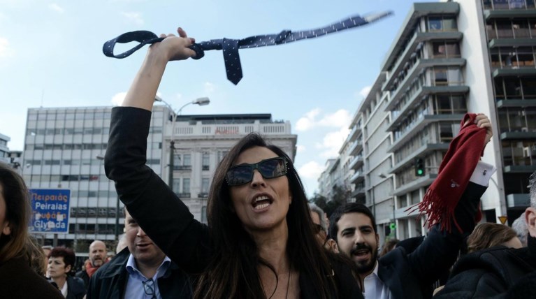 Το «κίνημα της γραβάτας» που τρομάζει το Μαξίμου