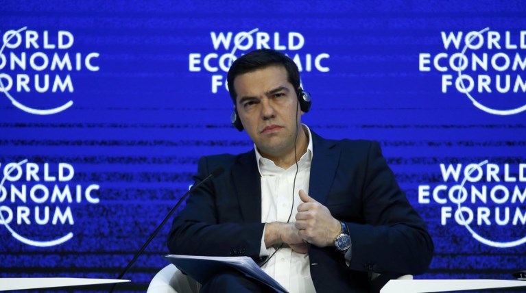 Η κυβέρνηση σε συμπληγάδες εντός και εκτός της χώρας
